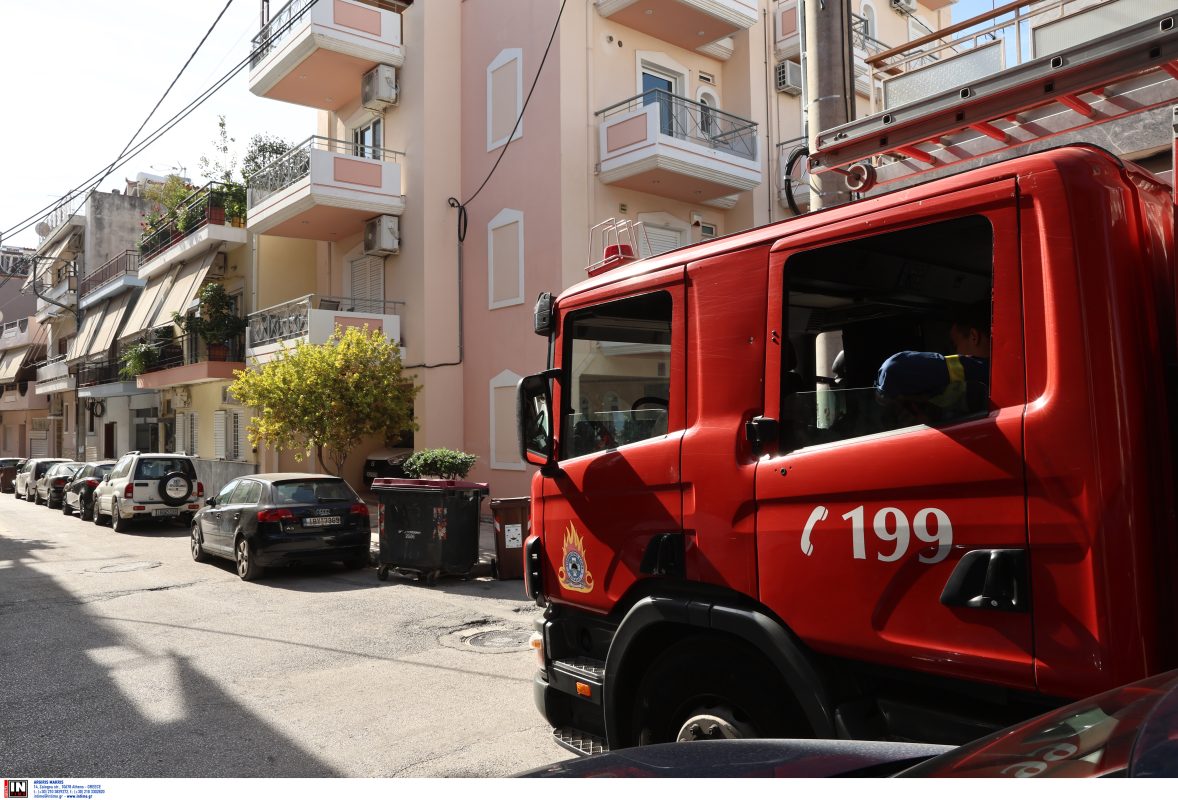 Πυρκαγιά σε κτίριο στον Πειραιά – Απομακρύνθηκε τραυματίας
