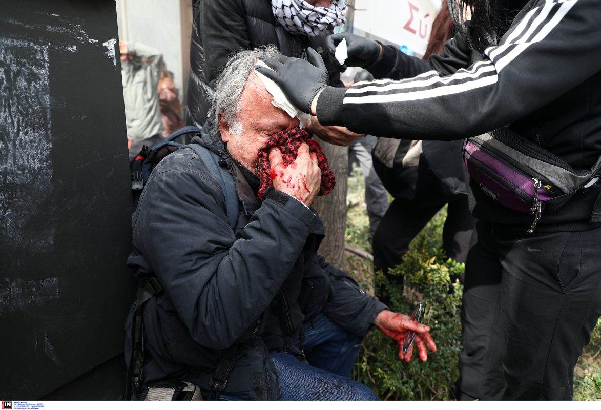 Τέμπη: Πέντε τραυματίες από τα επεισόδια στο Σύνταγμα