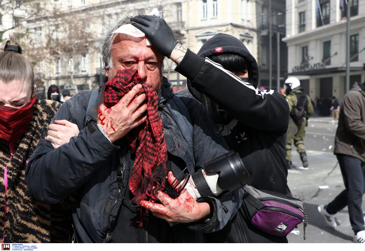 Επεισόδια στο Σύνταγμα: Τραυματίστηκε στο κεφάλι ο φωτορεπόρτερ Ορέστης Παναγιώτου