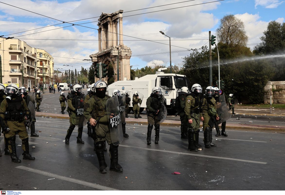 Συγκεντρώσεις για τα Τέμπη: Πώς περιγράφουν τα διεθνή Μέσα τις πορείες και τα επεισόδια στην Αθήνα