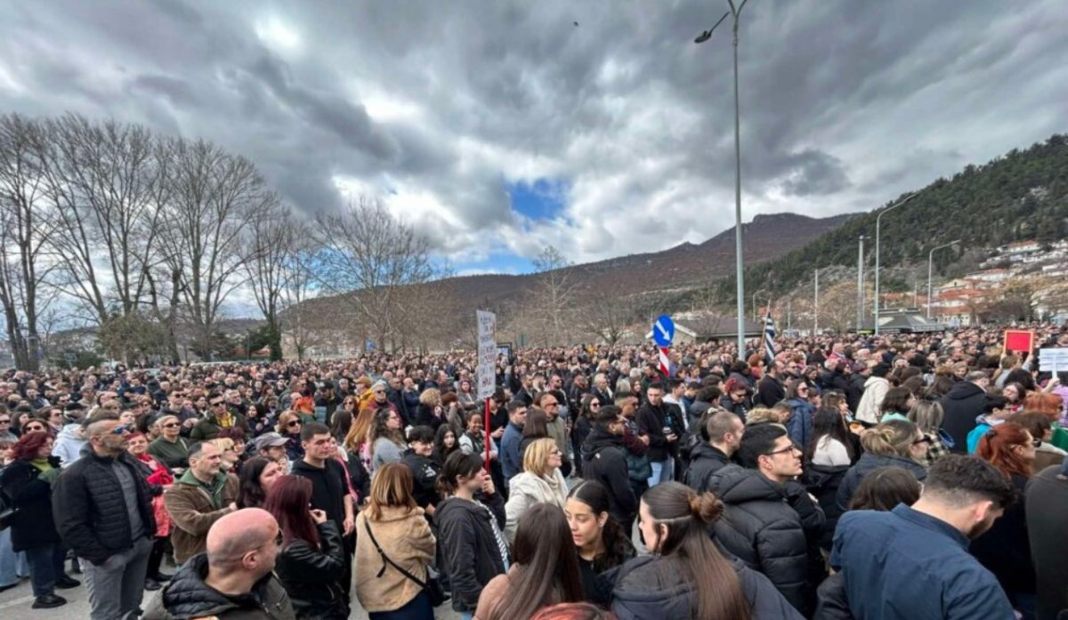 Καστοριά: Πρωτοφανής συμμετοχή του κόσμου στο συλλαλητήριο για την τραγωδία των Τεμπών