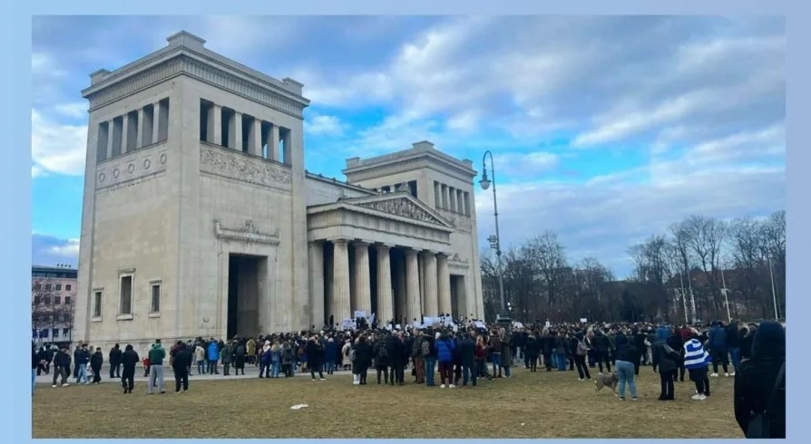 Μόναχο: Βγήκαν στους δρόμους οι ομογενείς και διαμαρτυρήθηκαν για τα Τέμπη