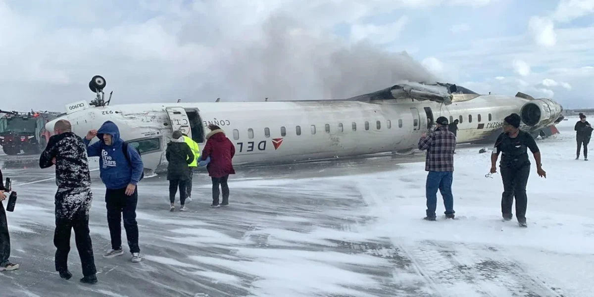 Αεροσκάφος αναποδογύρισε στον Καναδά: 15 τραυματίες, οι 3 σοβαρά – Σοκαριστικές εικόνες