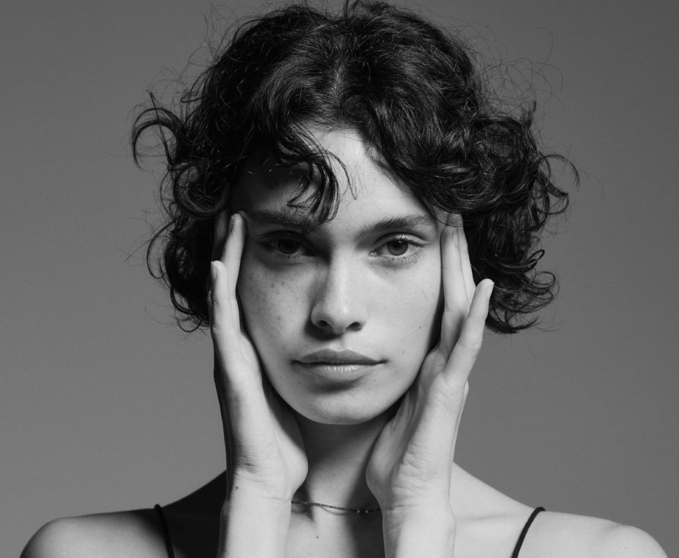 Χημικό peeling στο σπίτι: Τι πρέπει να γνωρίζετε και ποιες παγίδες να αποφύγετε