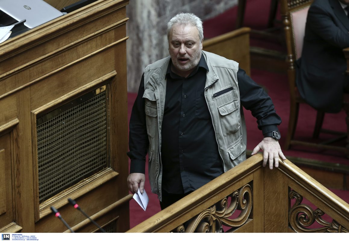 Γρηγόρης Ψαριανός: «Χαρούμενες νεκρόφιλες μοιρολογίστρες» η Καρυστιανού και οι μάνες των Τεμπών