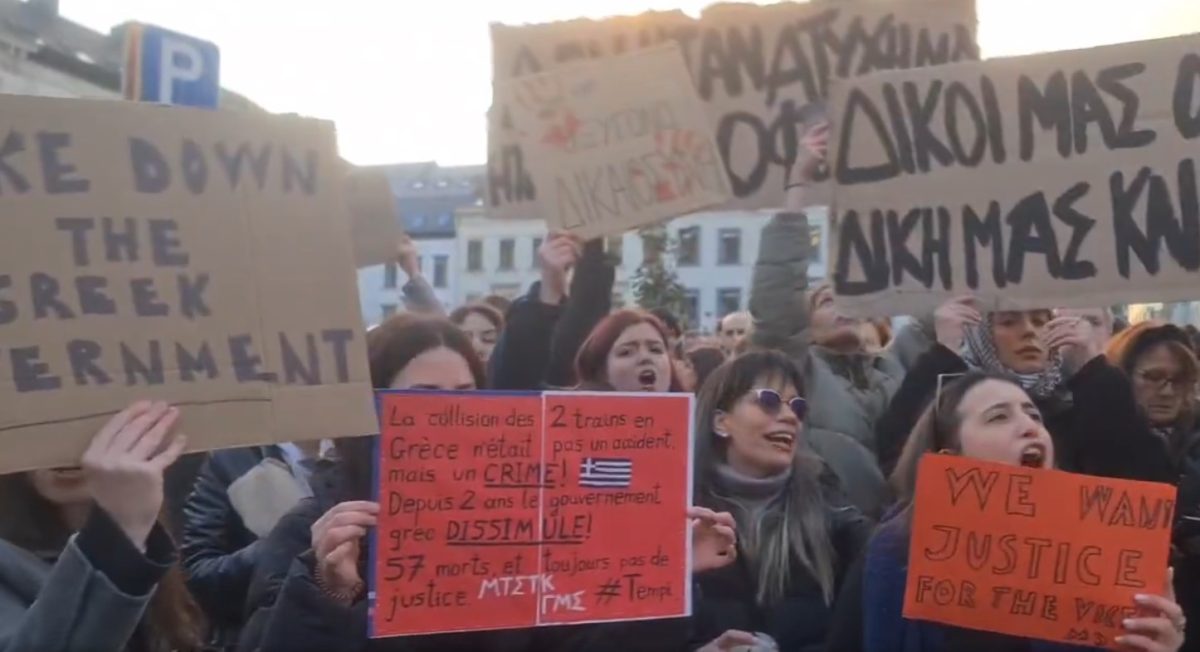 Εκατοντάδες Έλληνες των Βρυξελλών συγκεντρώθηκαν έξω από το Ευρωπαϊκό Κοινοβούλιο, στη μνήμη των θυμάτων των Τεμπών