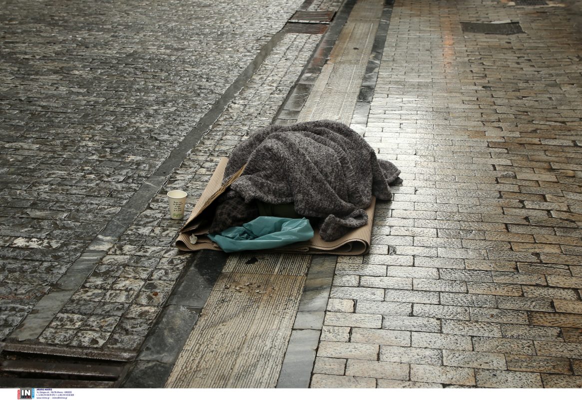 Θρίλερ με τον θάνατο αστέγου μέσα σε εστιατόριο στο κέντρο της Αθήνας