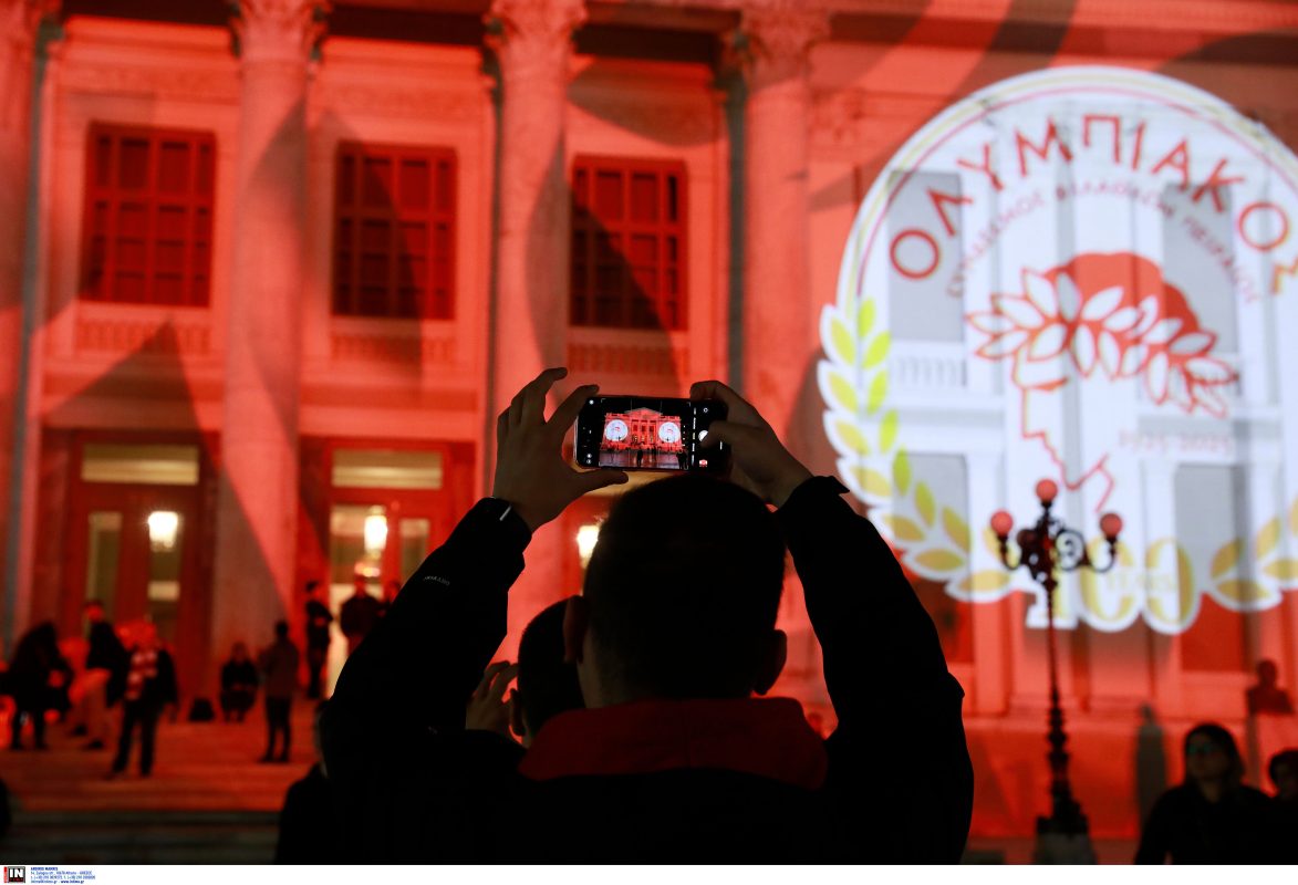 Θρυλική νύχτα: Ο ουρανός «βάφτηκε» κόκκινος για τα 100 χρόνια του Ολυμπιακού