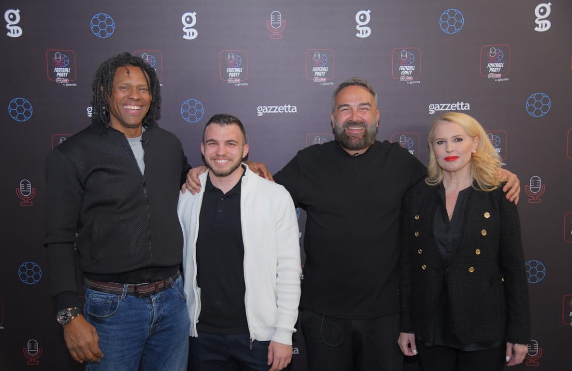 Ντανιέλ Μπατίστα και Γρηγόρης Γκουντάρας παίζουν τη δική τους μπάλα στο γήπεδο του Πάμε Στοίχημα Football Party by Gazzetta