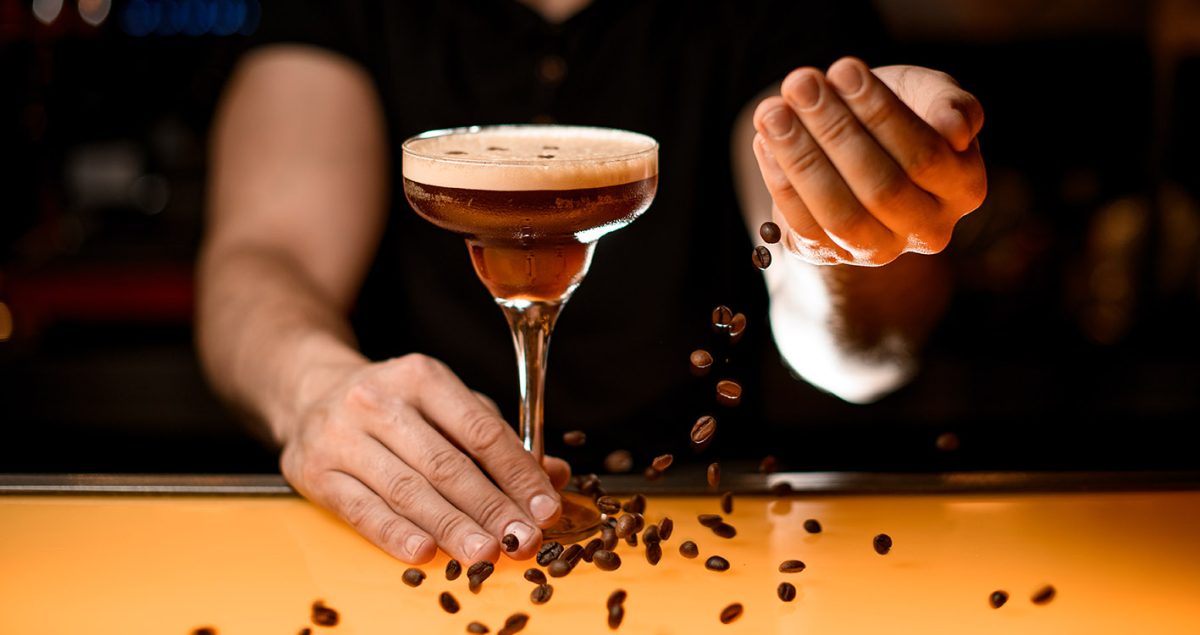 Espresso Martini: Το Κοκτέιλ που ξυπνά και… χαλαρώνει – Και δεν φεύγει ποτέ από τη μόδα