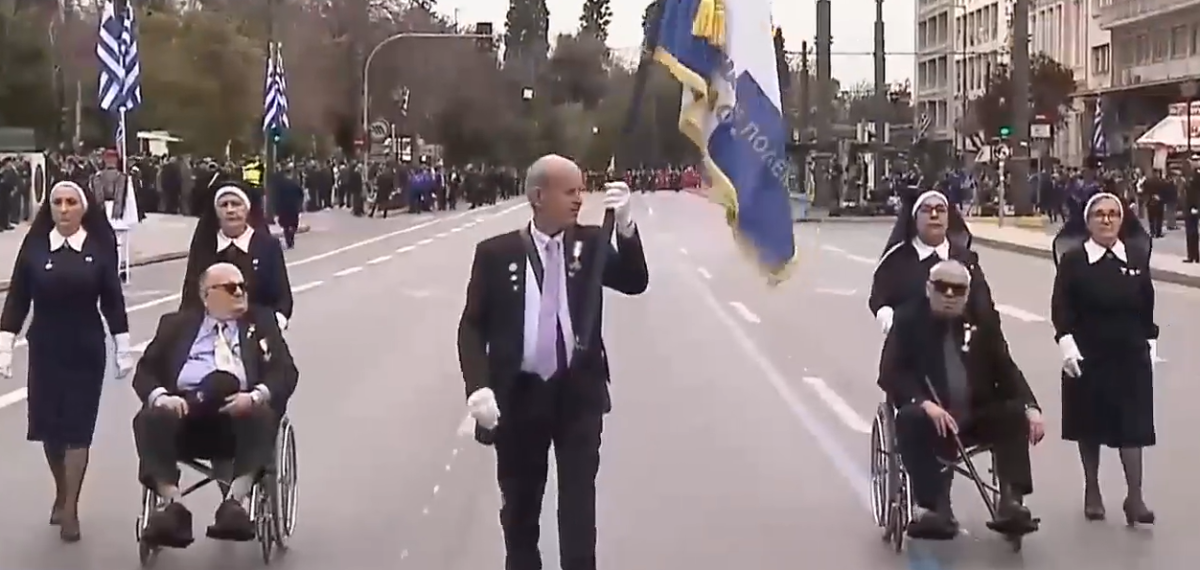 25η Μαρτίου: Ρίγη συγκίνησης στην παρέλαση κατά τη στιγμή διέλευσης των Αναπήρων Πολέμου