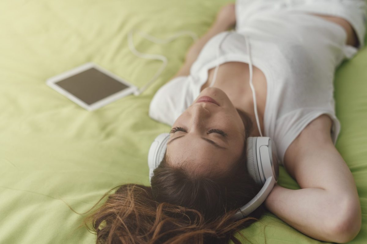 Τι σημαίνει για την προσωπικότητά σας εάν δεν μπορείτε να κοιμηθείτε στην απόλυτη σιωπή