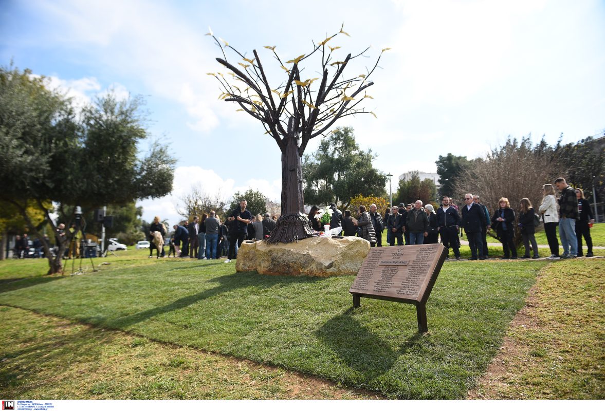 «To Δέντρο των Ψυχών – η Αρχή» – Τα αποκαλυπτήρια του μνημείου για τα 57 θύματα της τραγωδίας στα Τέμπη