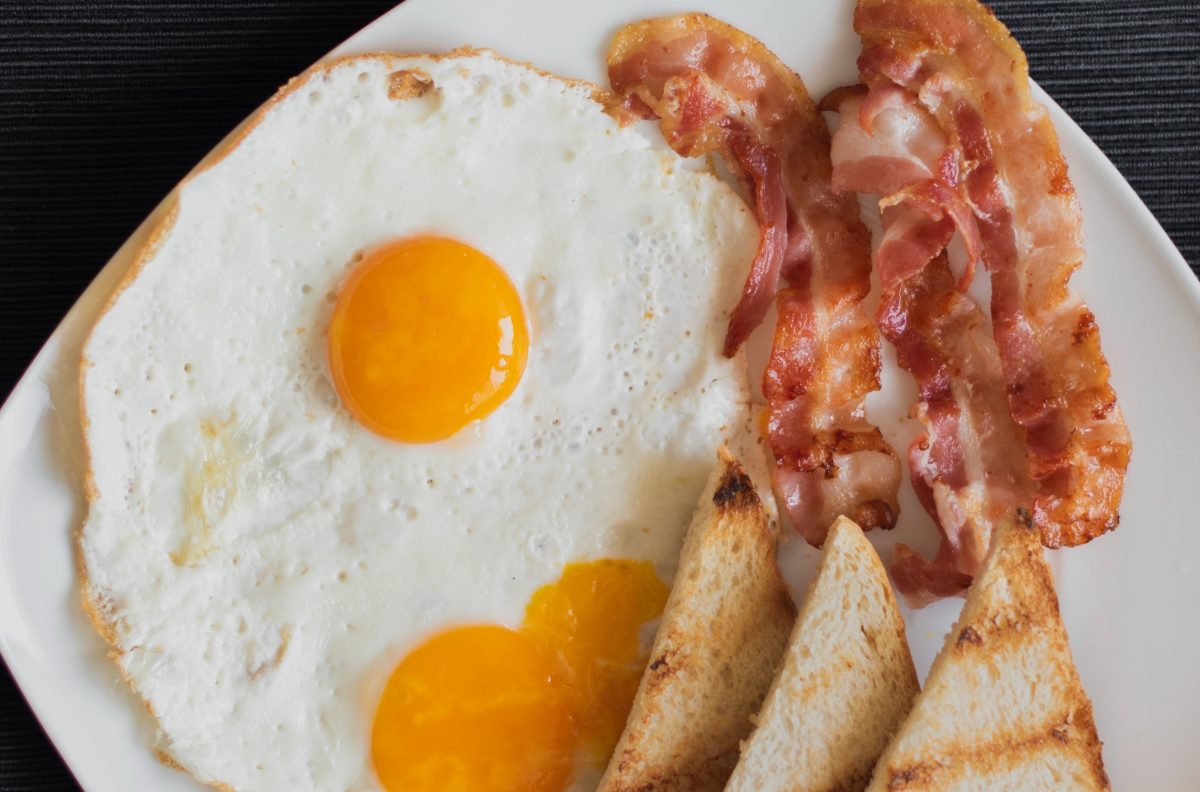 Μην κατηγορείτε τα αυγά και το μπέικον για τη χοληστερόλη – Αυτά τα 2 τρόφιμα είναι ο πραγματικός εχθρός του ήπατος