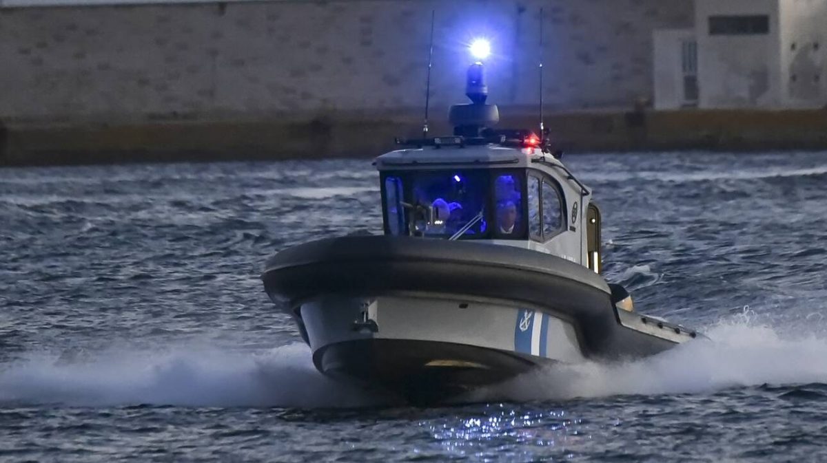 Μεγάλο σκάφος με περίπου 300 μετανάστες εντοπίστηκε στα νότια των Χανίων – Στην Παλαιόχωρα η αποβίβαση