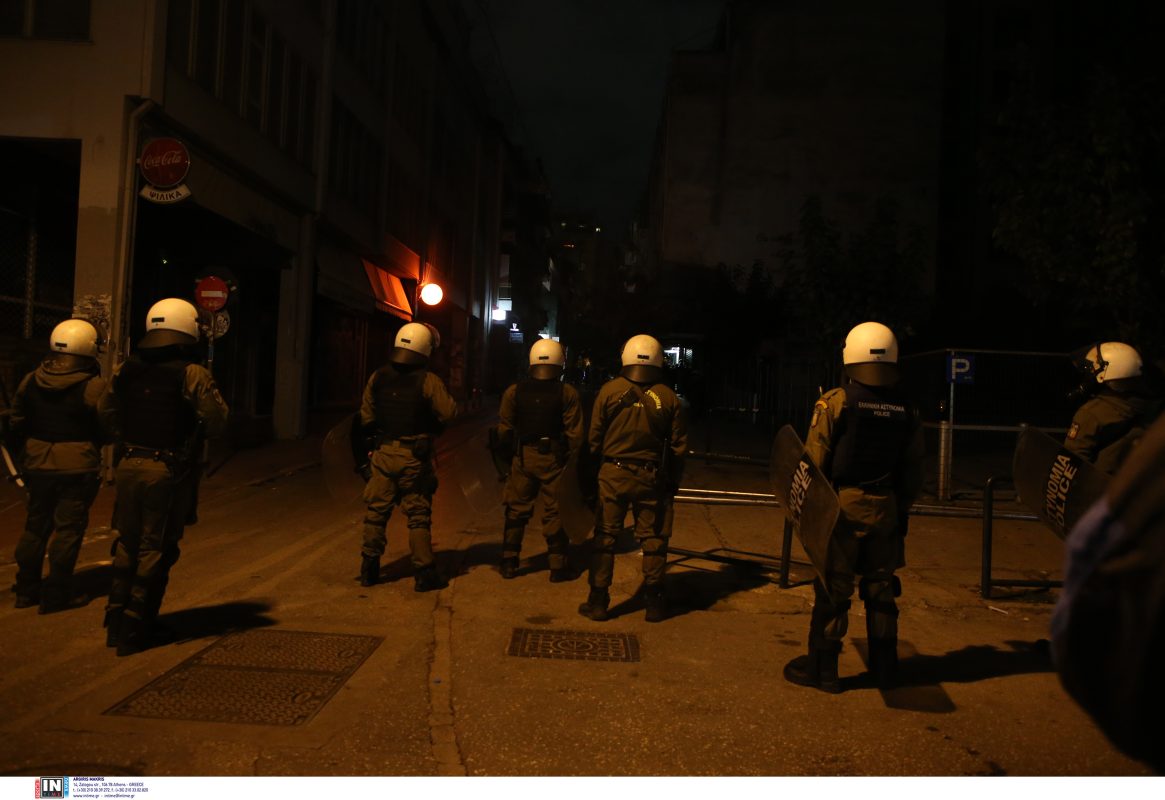 Επίθεση με πέτρες κατά αστυνομικών στα Εξάρχεια – Ένας τραυματίας, συνελήφθη 24χρονος