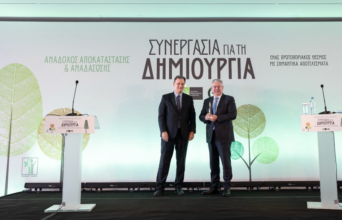 Ο Διευθύνων Σύμβουλος της HELLENiQ ENERGY κ. Ανδρέας Σιάμισιης (δεξιά) δέχεται το τιμητικό βραβείο από τον τέως Υπουργό Περιβάλλοντος και Ενέργειας κ. Θόδωρο Σκυλακάκη