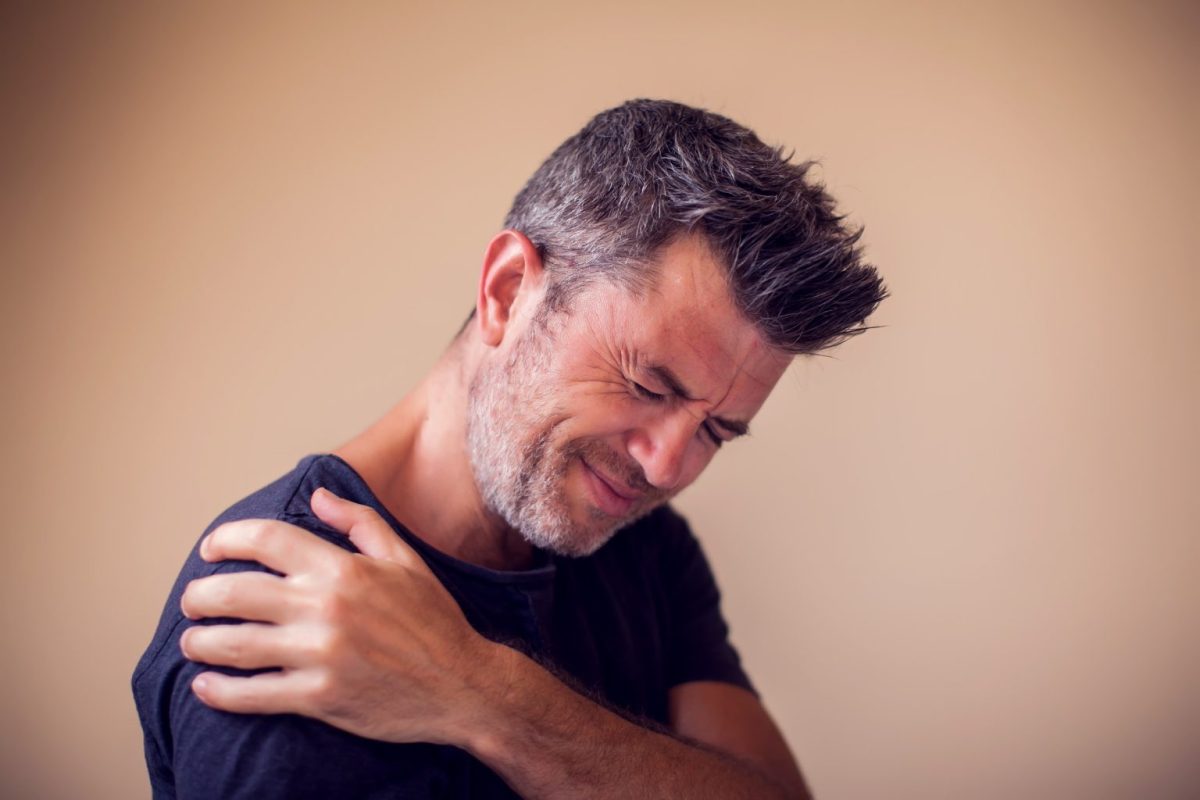 Νιώθετε πόνο στον ώμο μετά τον ύπνο; Οι στάσεις που πρέπει να αποφύγετε – Ποια είναι η καλύτερη