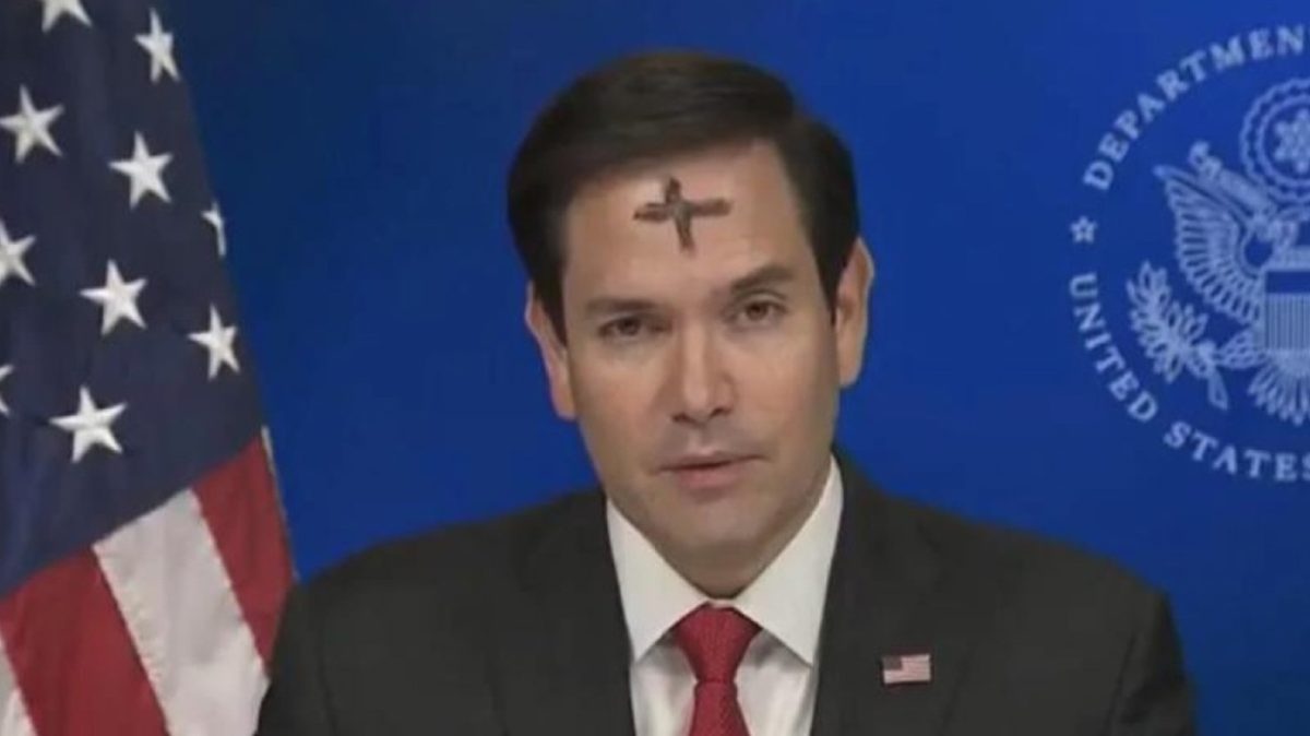 Η εμφάνιση του Μάρκο Ρούμπιο που κάνει τον γύρο του κόσμου – Γιατί ο Αμερικανός ΥΠΕΞ είχε έναν σταυρό στο μέτωπό του;