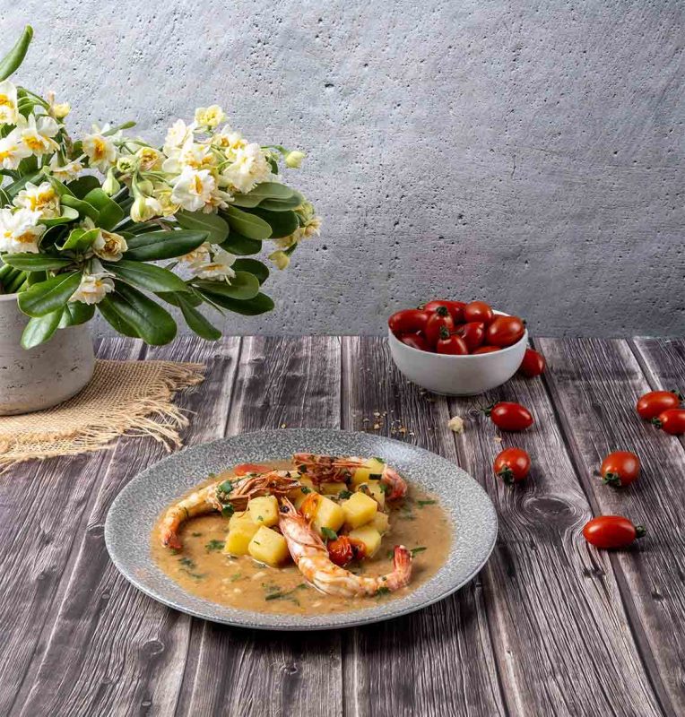 Γαρίδες με πατάτες, ντοματίνια & μυρωδικά – Υγιεινή & νόστιμη μεσογειακή συνταγή