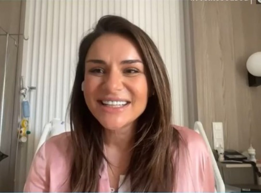 Λάμπει από ευτυχία η Ελένη Τσολάκη – Η πρώτη τηλεοπτική εμφάνιση μετά τη γέννα, μέσα από το μαιευτήριο