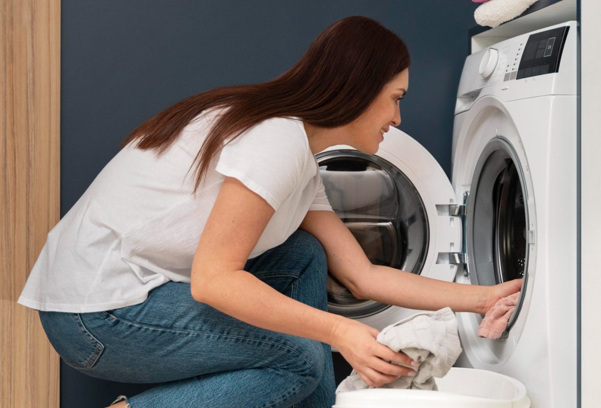 Ξεχάστε το σιδέρωμα – Το εκπληκτικό κόλπο με το αλουμινόχαρτο για απόλυτα λεία ρούχα