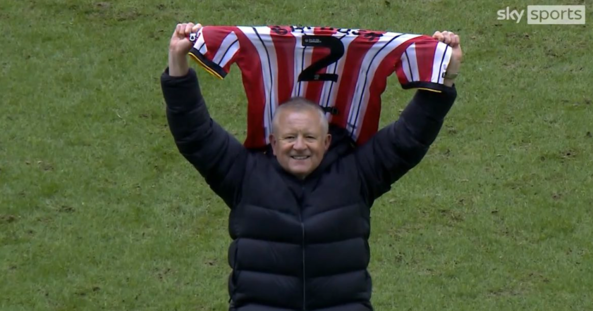 Τζορτζ Μπάλντοκ: Ο προπονητής της Σέφιλντ ύψωσε τη φανέλα του μετά τη νίκη στο ντέρμπι με την Γουένσντεϊ  – ΒΙΝΤΕΟ