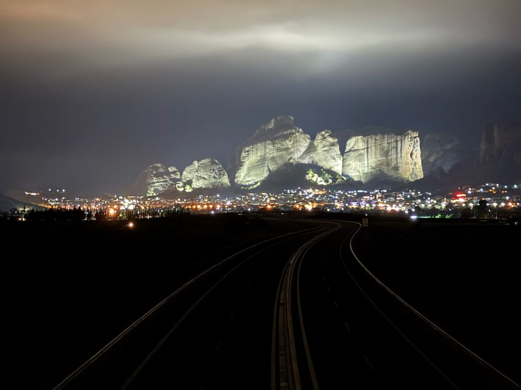 «Φως Παντού» στα Μετέωρα – Ατμόσφαιρα βαθιάς κατάνυξης και μυσταγωγίας για το Πάσχα