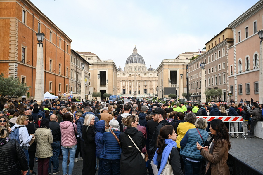 ΠΑΠΑΣ ΒΑΤΙΚΑΝΟ ΚΟΣΜΟΣ