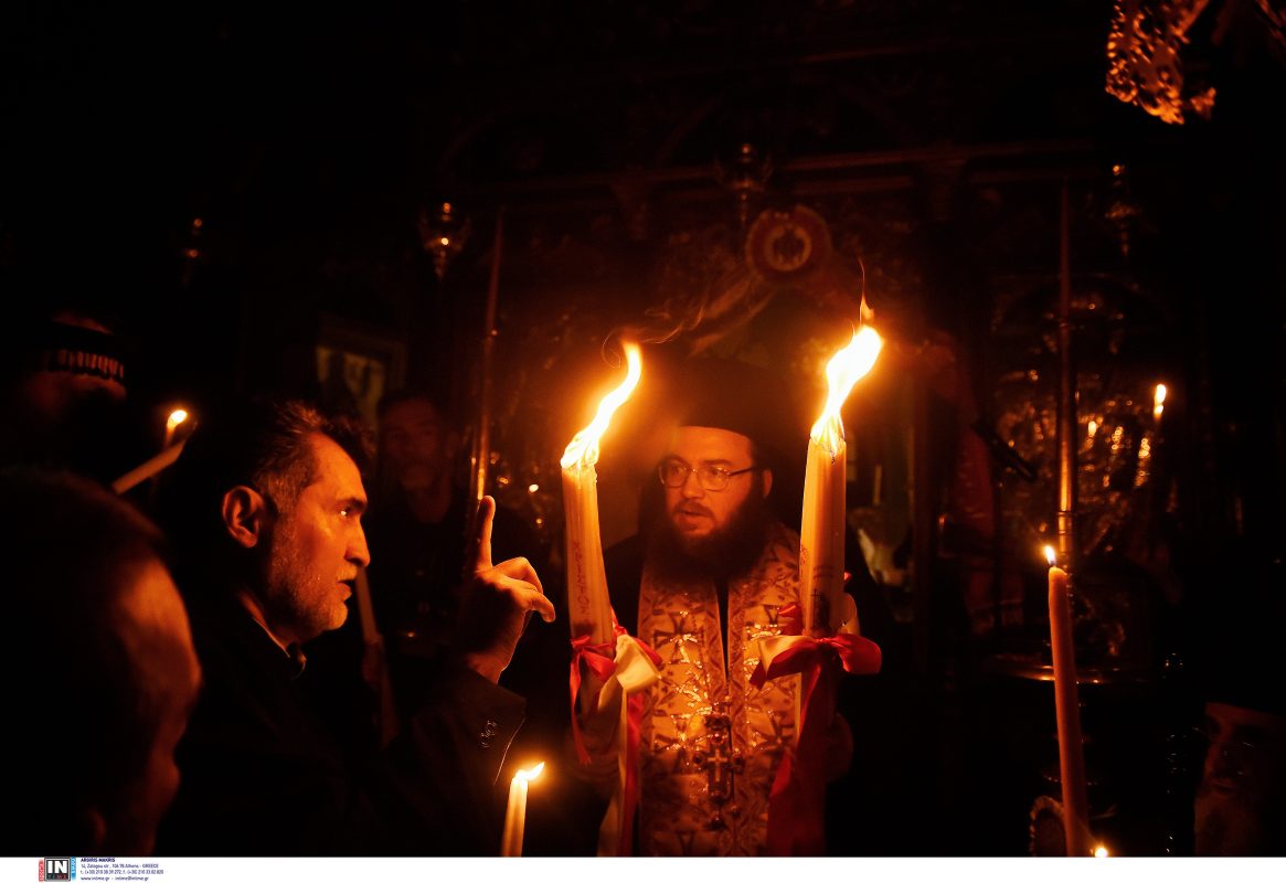 Στο Μετόχι του Παναγίου Τάφου το Άγιο Φως – Μεταλαμπαδεύεται σε ολόκληρη τη χώρα