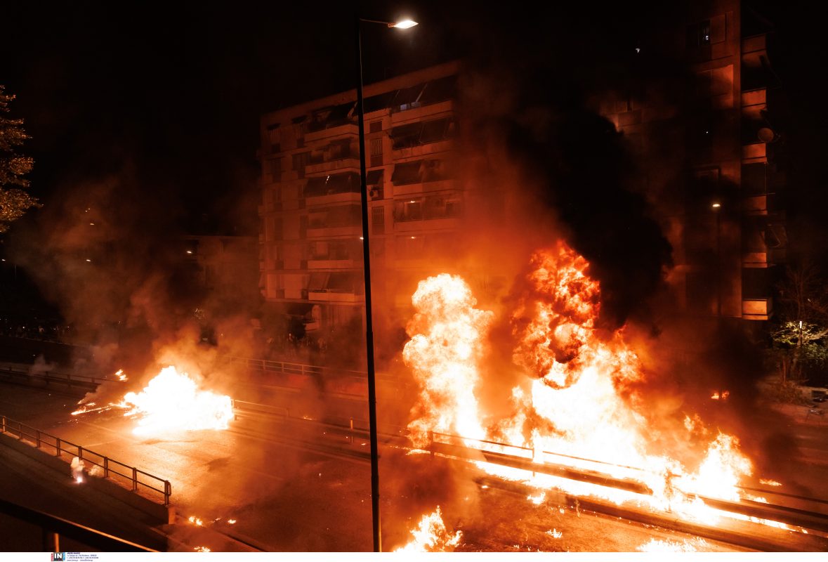 Νέος Κόσμος: Αναβίωσε και φέτος το «έθιμο» των μολότοφ στην Ανάσταση