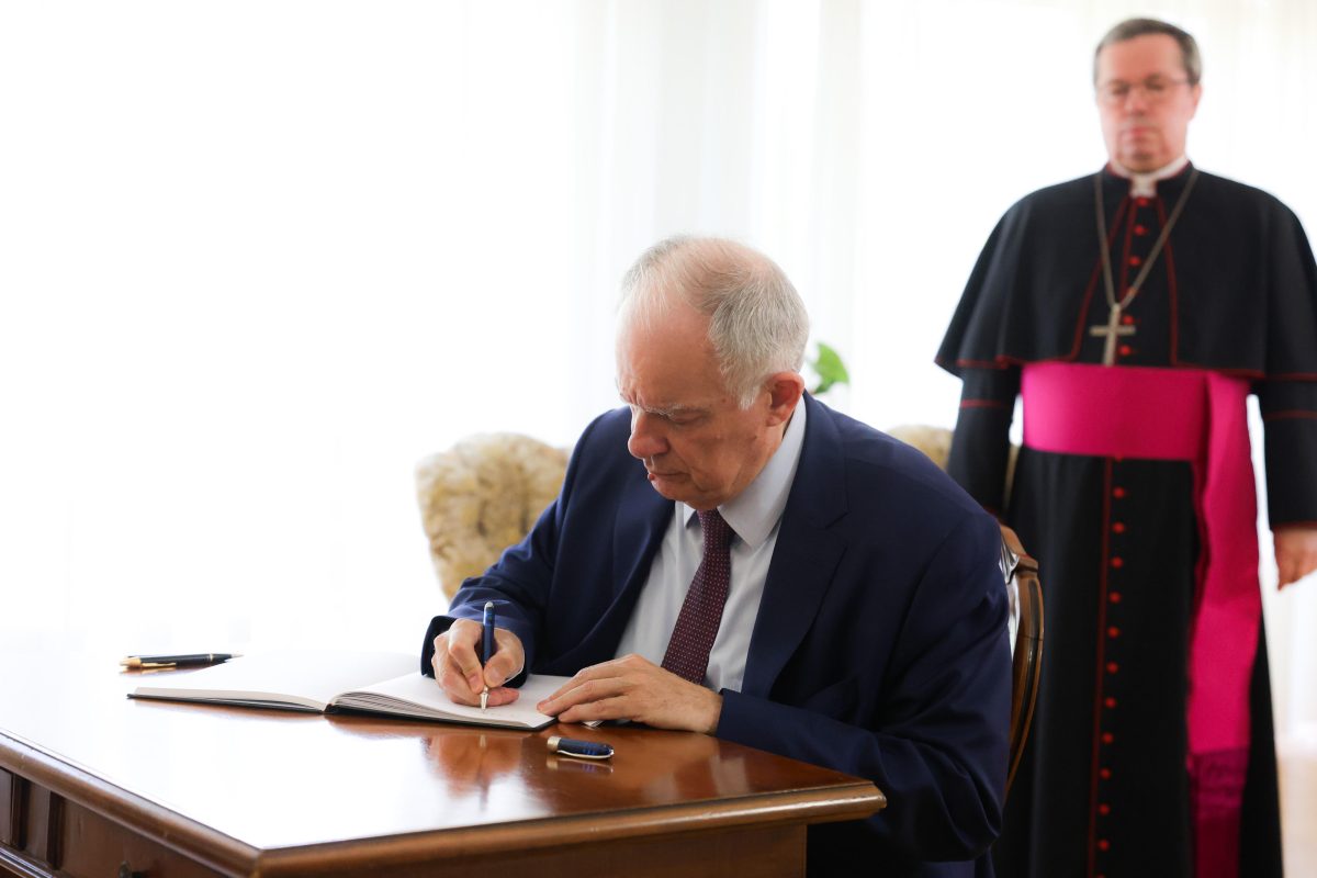 Κ. Τασούλας: Υπέγραψε το βιβλίο συλλυπητηρίων για τον εκδημήσαντα πάπα Φραγκίσκο