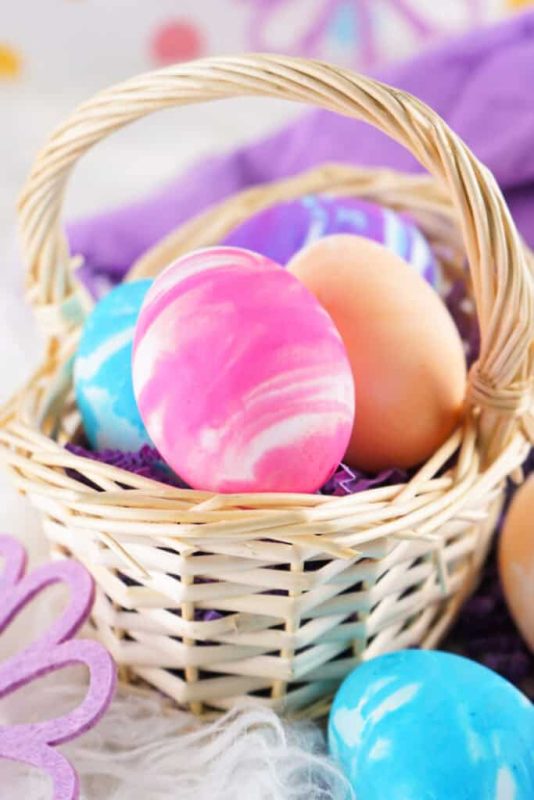 Αυγά που… μαρμαρώνεις – Το πιο εύκολο trick για πασχαλινή βαφή