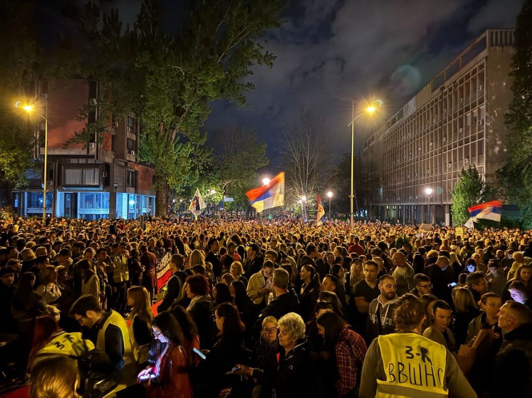 Σερβία: Οι φοιτητές διέκοψαν τον αποκλεισμό της σερβικής δημόσιας τηλεόρασης