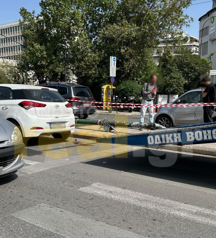 Αθήνα: Ασθενοφόρο έπεσε σε κολώνα που καταπλάκωσε πεζούς – Πέντε τραυματίες