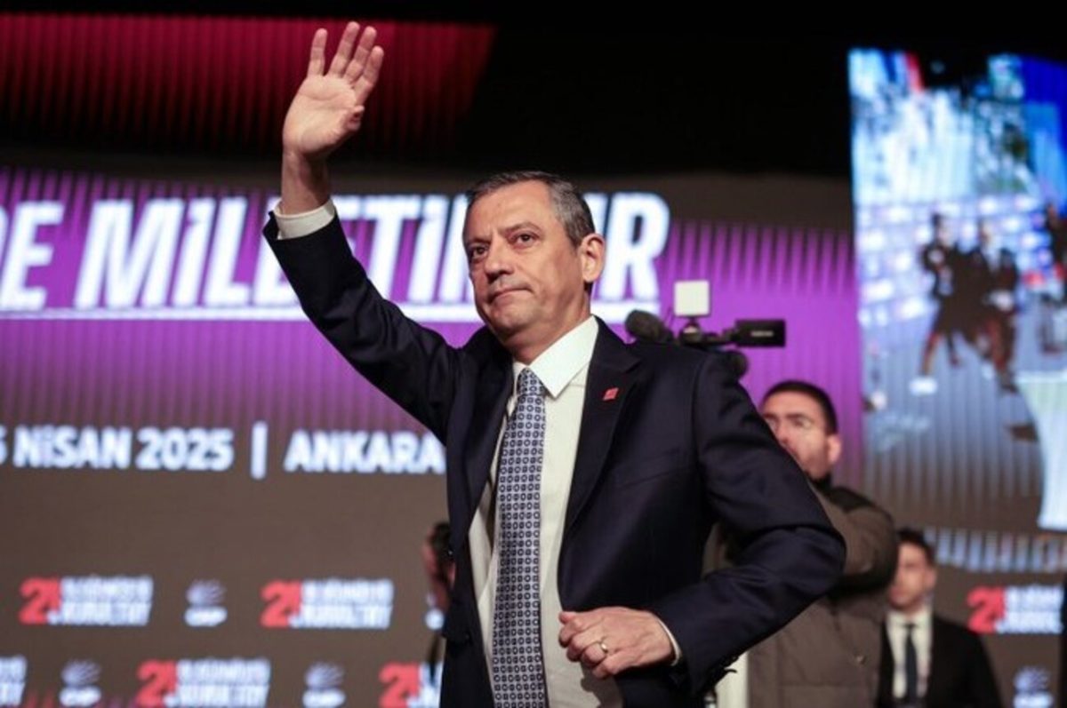 Τουρκία: Πανηγυρική επανεκλογή του Οζγκιούρ Οζέλ στο συνέδριο του CHP – Καλεί τον Ερντογάν για εκλογές