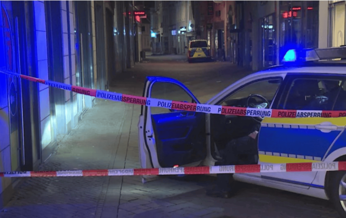 Γερμανία: Αστυνομικός πυροβόλησε και σκότωσε έναν νεαρό που απείλησε με μαχαίρι τους υπαλλήλους και τους θαμώνες ενός κλαμπ