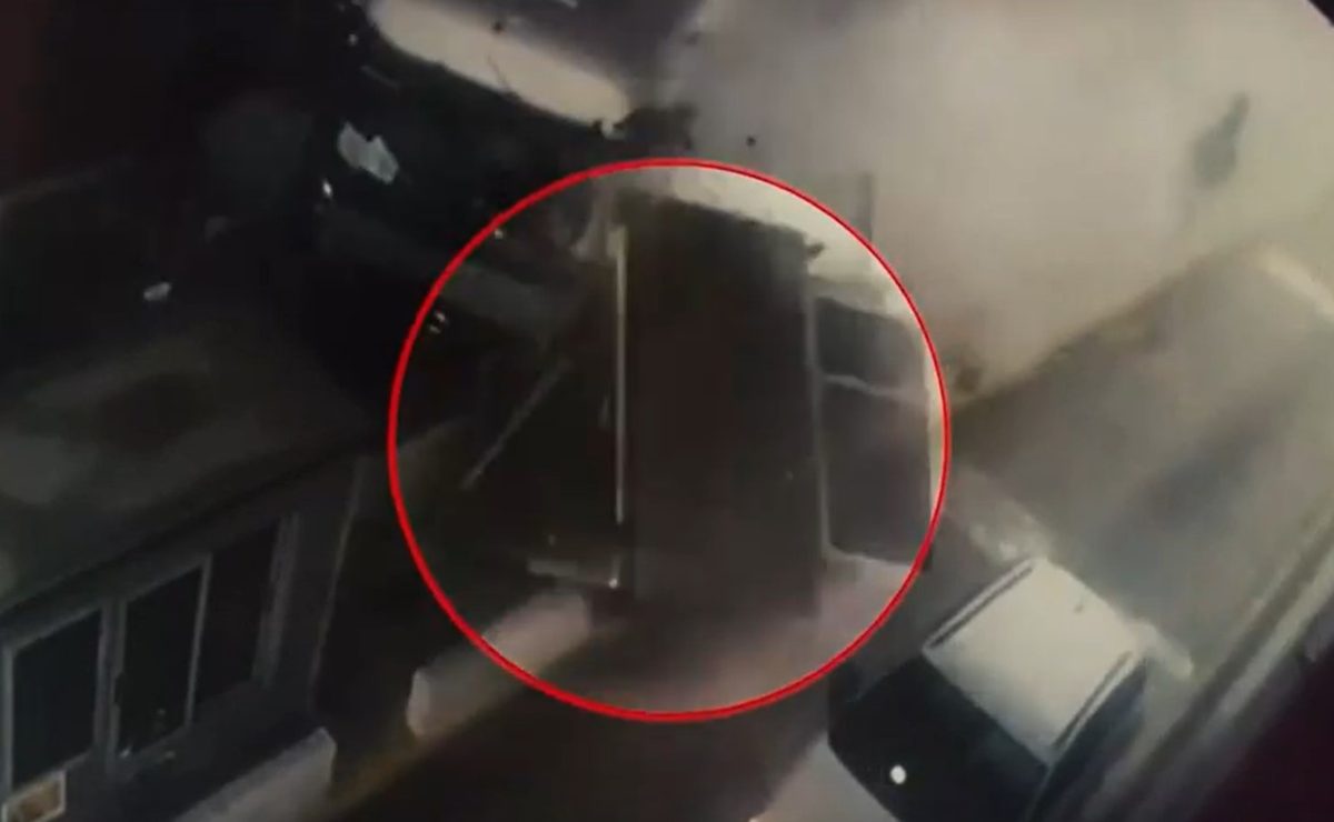 Τροχαίο στην Εγνατία: Καρέ-καρέ η στιγμή που η νταλίκα πέφτει στα αυτοκίνητα και τα διόδια