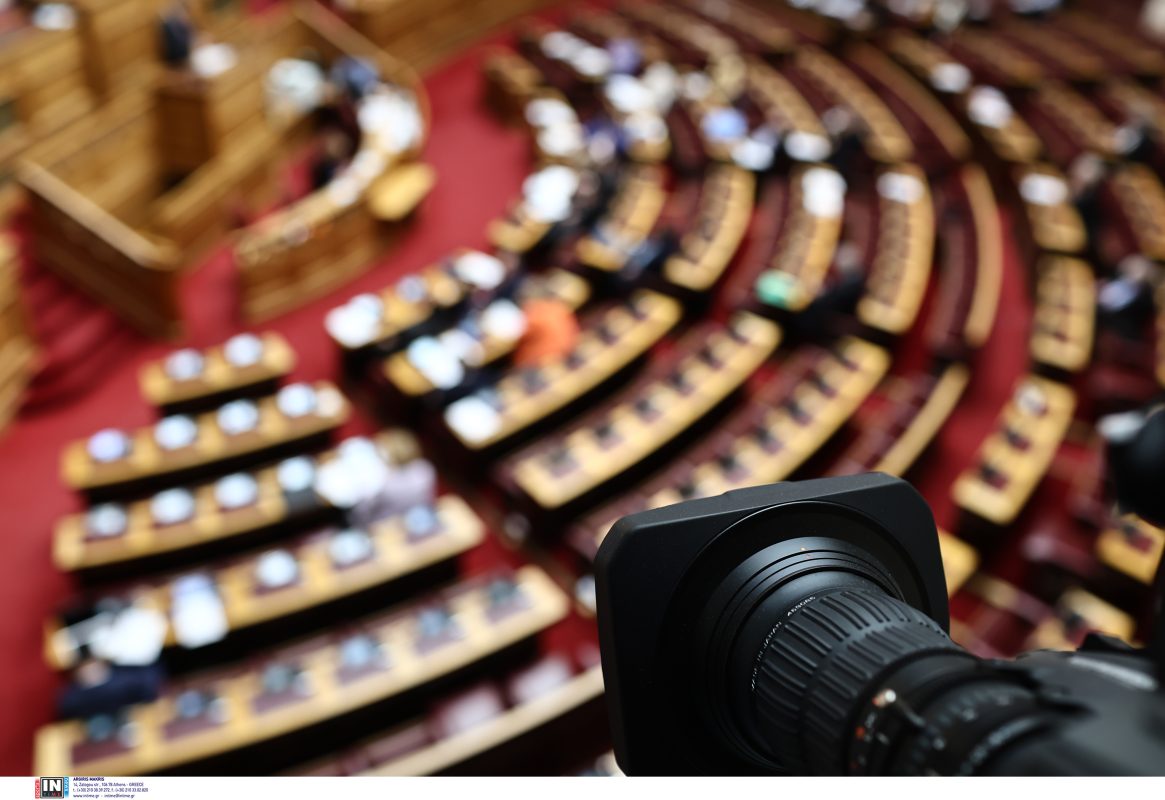 Βουλή: Κατατέθηκε το νομοσχέδιο για την προστασία των ανηλίκων από προϊόντα καπνού και αλκοόλ