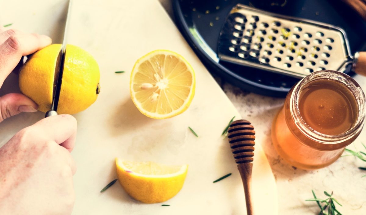 Φυσικό smoothie για αποτοξίνωση με μηλόξυδο, λεμόνι και μέλι