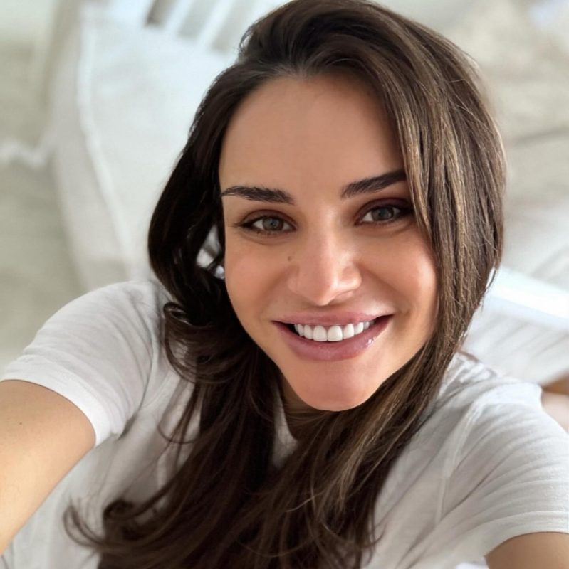 Στην κουζίνα η Ελένη Τσολάκη – Έφτιαξε τσουρέκια, κουλουράκια και έβαψε κόκκινα αυγά