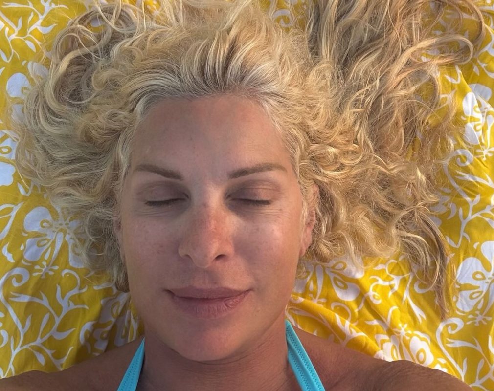 Η Ελένη Μενεγάκη ξαπλωμένη στην άμμο με τιρκουάζ μπικίνι – Τα αποθεωτικά σχόλια στο Instagram