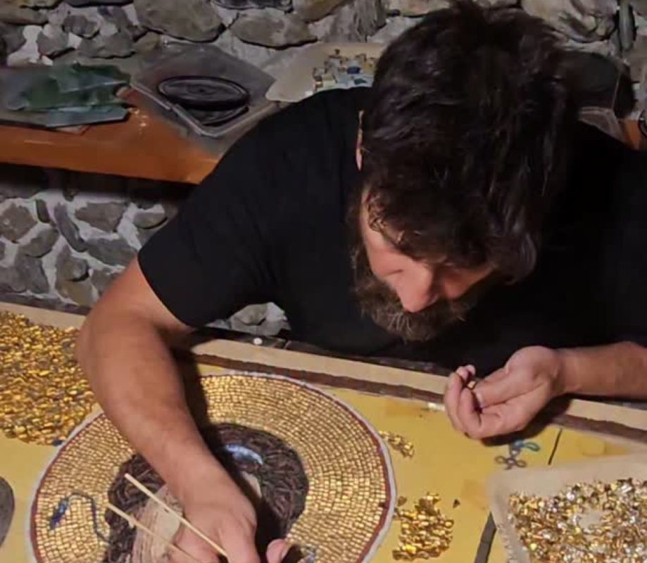 Ο Αλέξης Γεωργούλης άφησε μούσι κι έγινε αγιογράφος – Το βίντεο με τα ψηφιδωτά που φτιάχνει