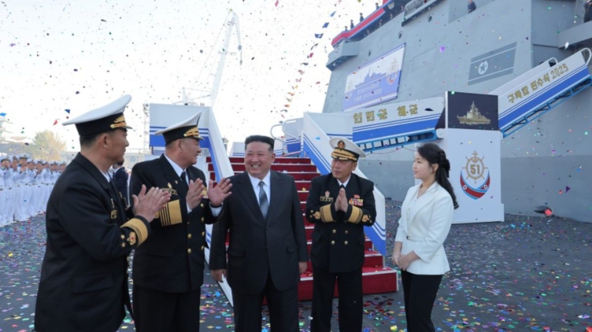Βόρεια Κορέα: Καθέλκυση νέου πολεμικού πλοίου 5.000 τόνων παρουσία του Κιμ Γιονγκ Ουν