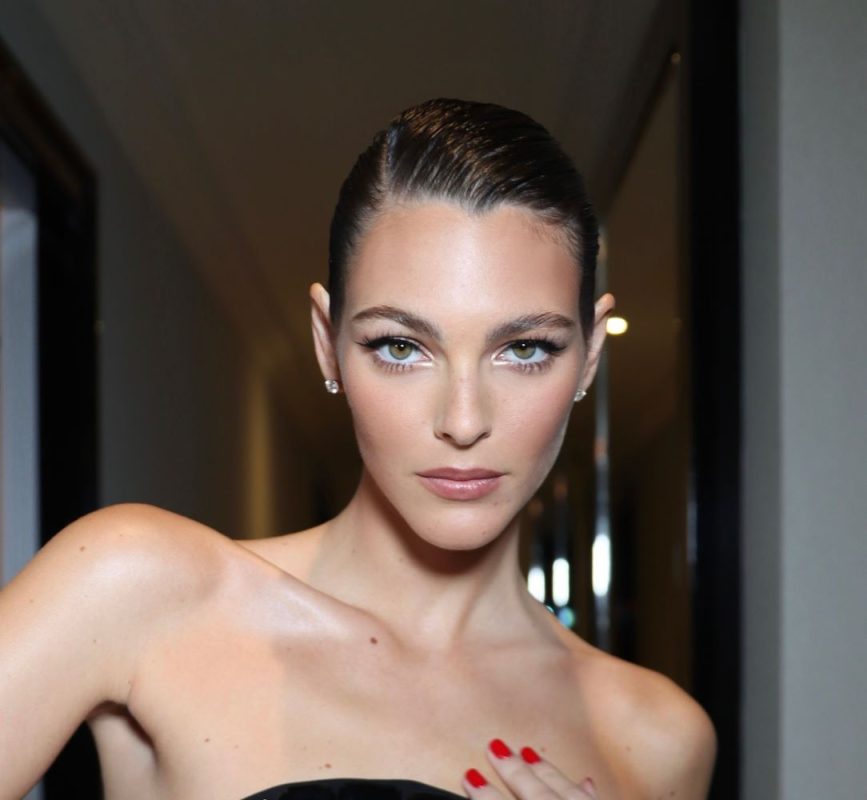 Τι ακριβώς είναι η τεχνική mewing που υπόσχεται να καθορίσει το περίγραμμα του προσώπου χωρίς χειρουργείο;