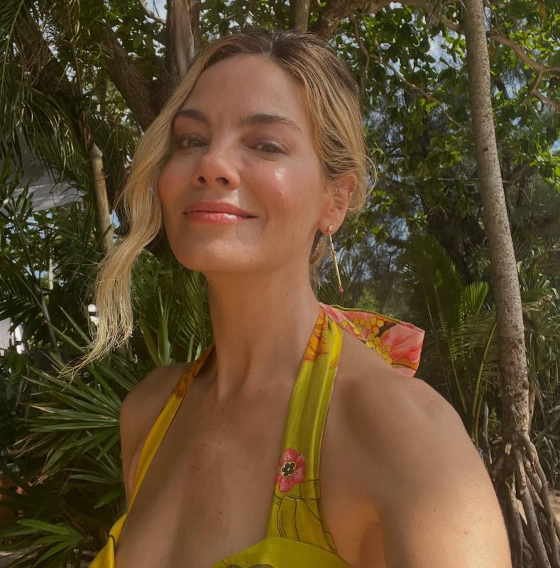 Η Michelle Monaghan είναι η απόλυτη resort femme fatale και αυτό το moodboard είναι ό,τι πρέπει για να υιοθετήσεις το στιλ της