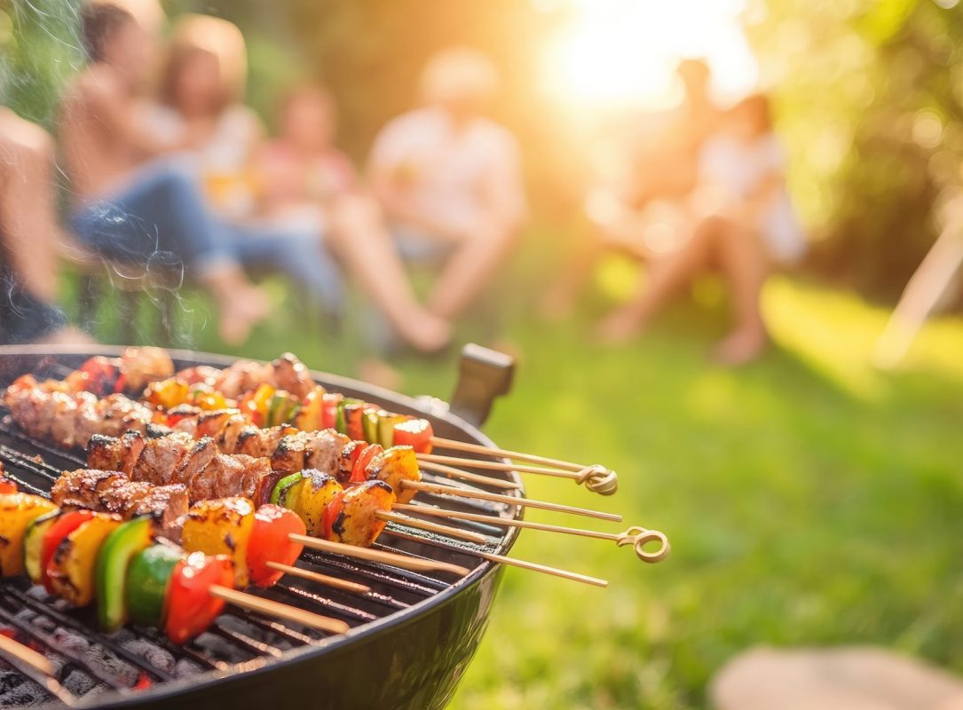 Πάσχα: Πώς να προστατεύσετε τα μάτια σας από τo ψήσιμο – Τι να κάνετε σε περίπτωση εγκαυμάτων