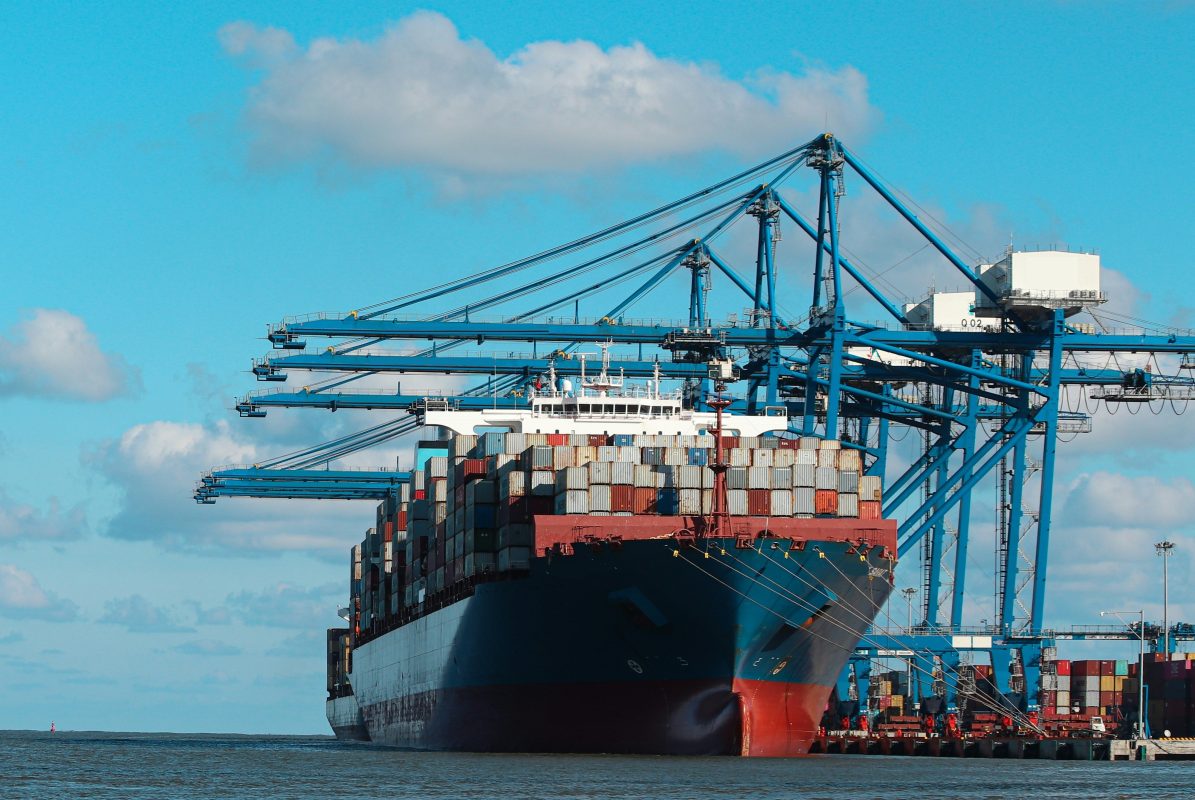 Οι ΗΠΑ ανακοίνωσαν νέα κόστη για πλοία που συνδέονται με την Κίνα και «δένουν» σε αμερικανικά λιμάνια