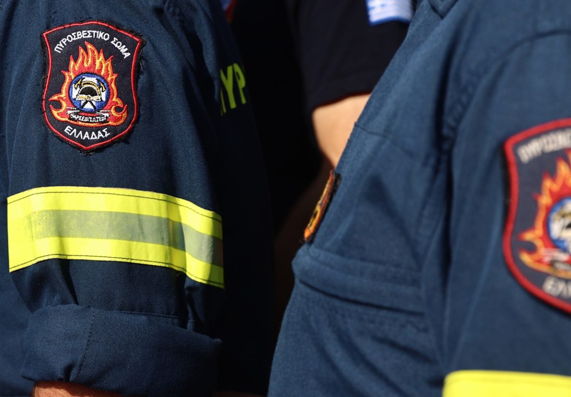 Θεσσαλονίκη: 24χρονη παρίστανε την πυροσβέστρια – Φορούσε στολή, άκουγε σε ασύρματο ΕΛΑΣ και Πυροσβεστική και είχε φάρους σε ΙΧ