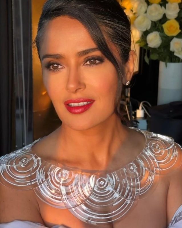 Salma Hayek: Χωρίς ρετινόλη, απολεπιστικά peels και ενέσιμες θεραπείες – το μη χειρουργικό facelift που κάνει